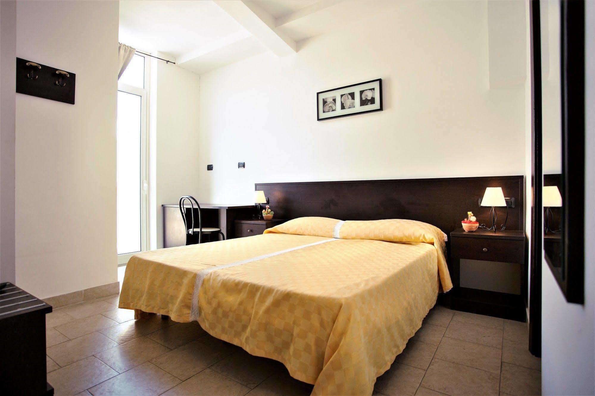 Hotel Marabel Sant'Alessio Siculo Bagian luar foto